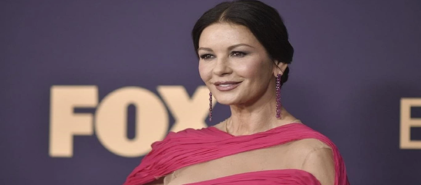 Κάθριν Ζέτα Τζόουνς: Χορεύει χούλα χουπ φορώντας το μπικίνι της! (βίντεο)